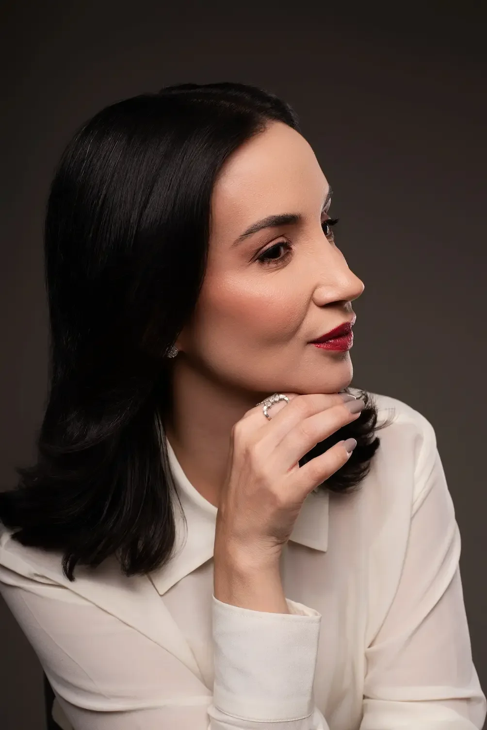 Dra. Bruna Ghetti em perfil, postura contemplativa