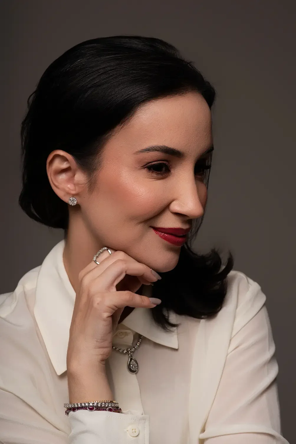 Dra. Bruna Ghetti em close, expressão serena e acolhedora